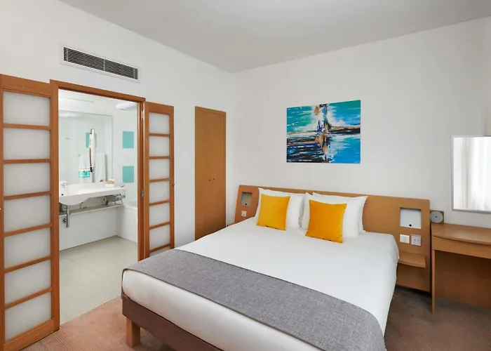 Novotel London West