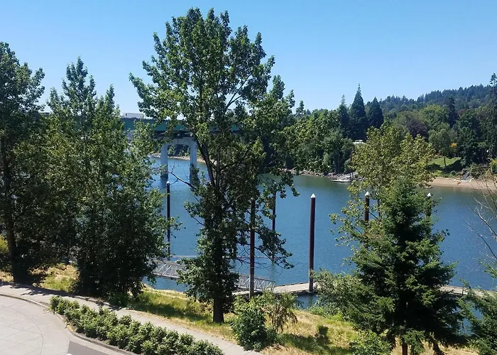 Best Western Plus Rivershore Hotel