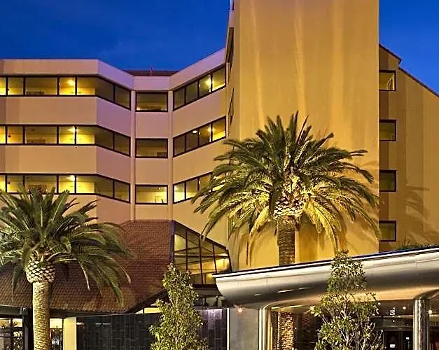 Lakes Hotel