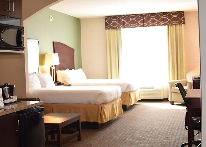 Holiday Inn Express Pratt By Ihg