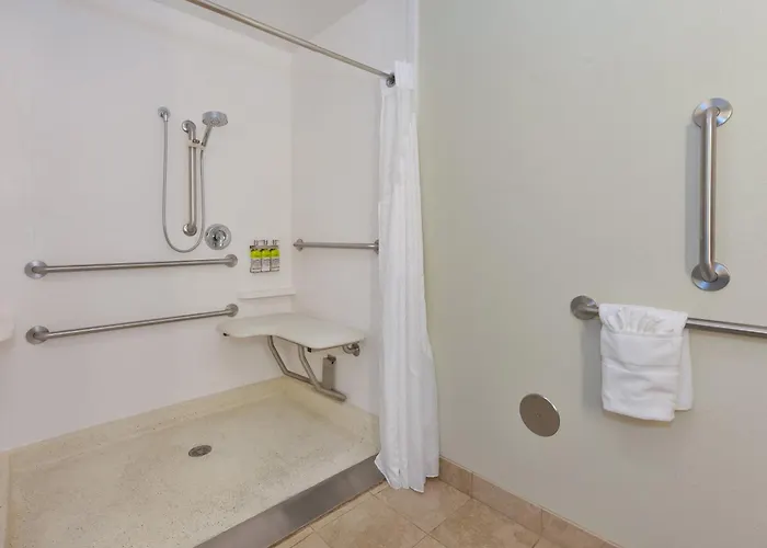 Holiday Inn Express & Suites - By Ihg