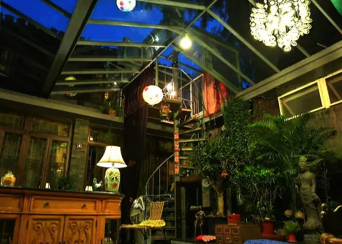 Kelly'S Courtyard Hotel