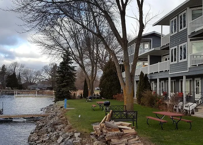 Snug Harbor Inn
