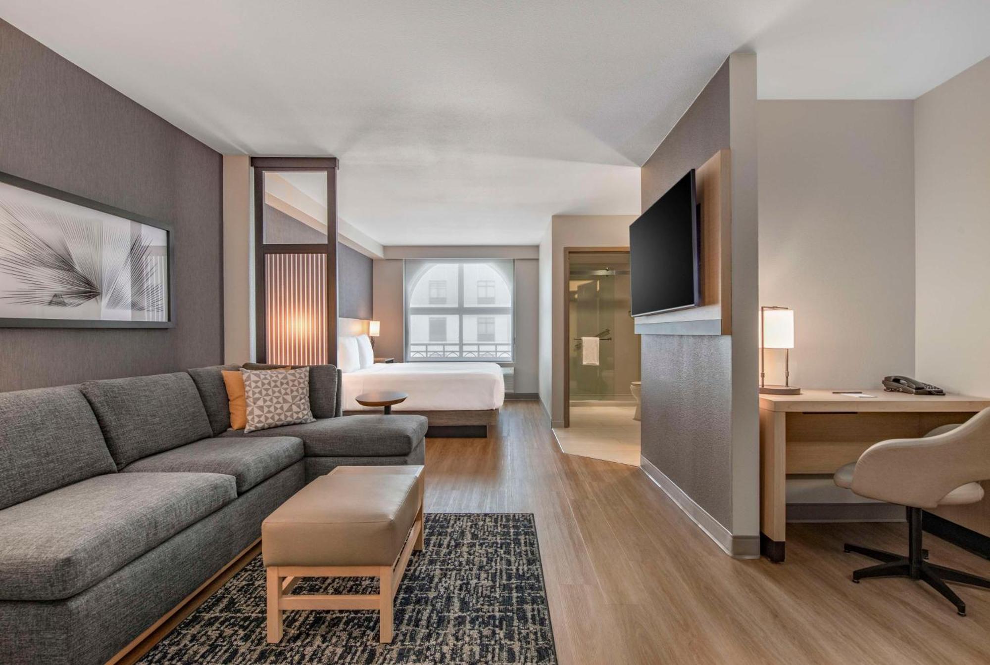 Hyatt Place Riverside Downtown